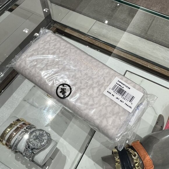 Michael Kors Jet Set Travel Large Logo Quarter-Zip wallet 35F8GTVZ3B Vanilla - Picture 3 of 11